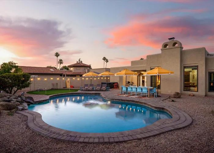 Holiday home Pickleball & Mini Golf Karaoke Game Glendale
