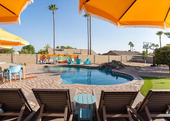 Holiday home Pickleball & Mini Golf Karaoke Game Glendale