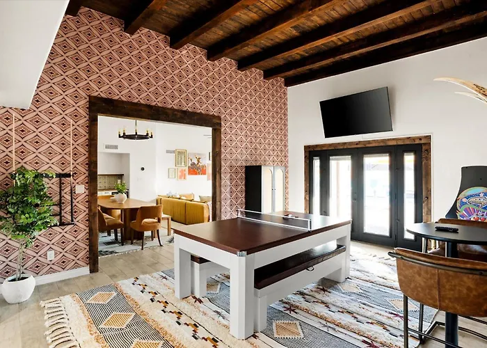 Holiday home Pickleball & Mini Golf Karaoke Game Glendale